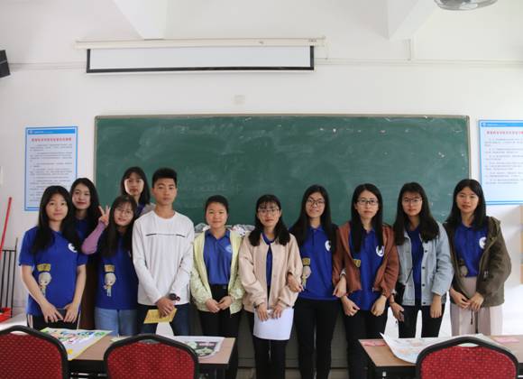 学生评委与工作人员合照