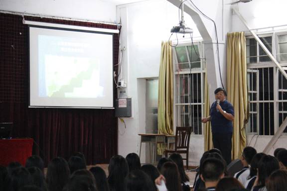 3.张旭东院长正在给新生进行入学教育