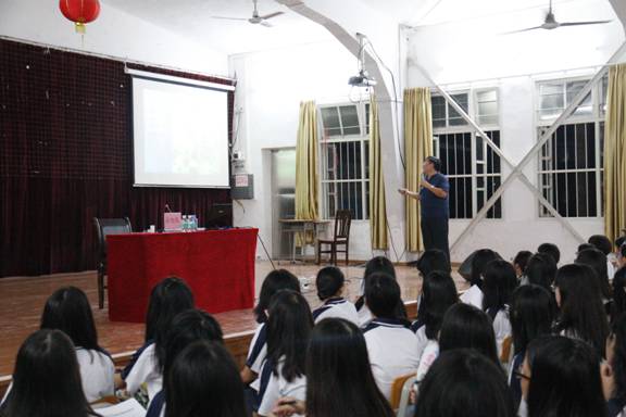 5.张院长在给新生进行入学教育