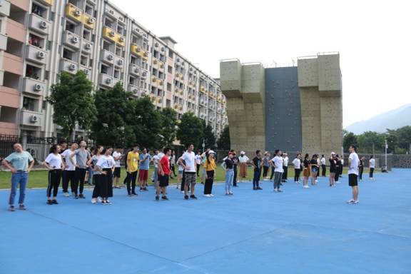 演员们在认真的做准备运动4