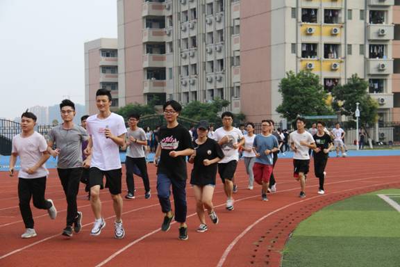 演员们在奋力跑步中