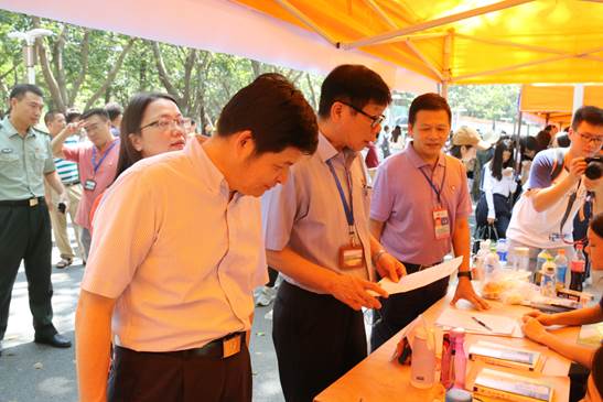 1校领导视察我院新生入学情况