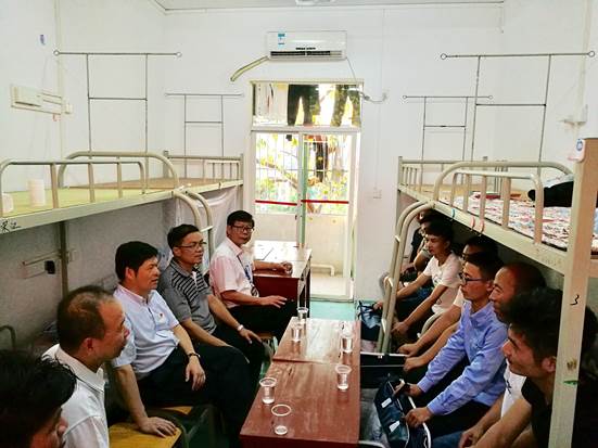 2校领导慰问新疆学生2