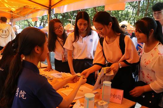 6新生领取饭卡和宿舍钥匙