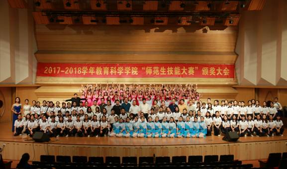 1.全体获奖同学及演员和领导嘉宾合照留念