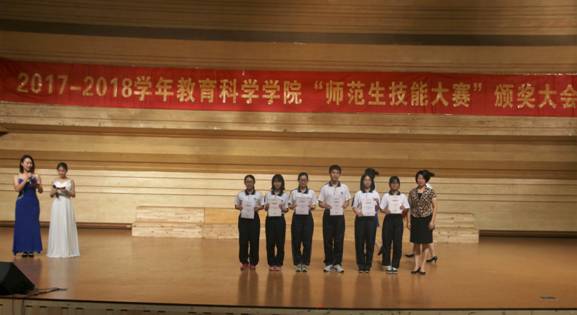 6校党委委员沈钦萍为获奖学生颁奖2