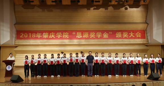 7、校团委副书记陈前老师为综合测评全班排名第一的学生颁奖2