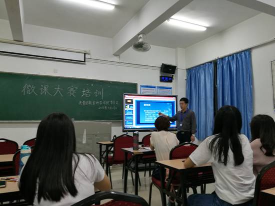 何其国老师在给选手们培训