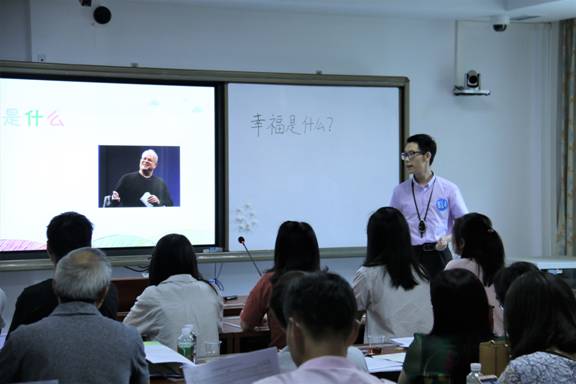 参赛选手进行授课