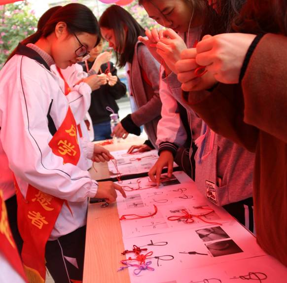 同学们踊跃参与活动学习编织中国结