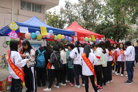 我院在校道摆摊进行编织中国结活动