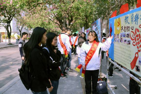 志愿者为同学们讲解我院展板