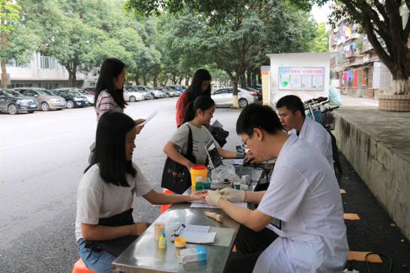 同学们在排队验血型