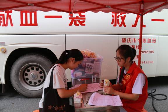同学们献血成功后拿奖品