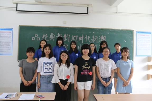 我院初赛选手与工作人员合照